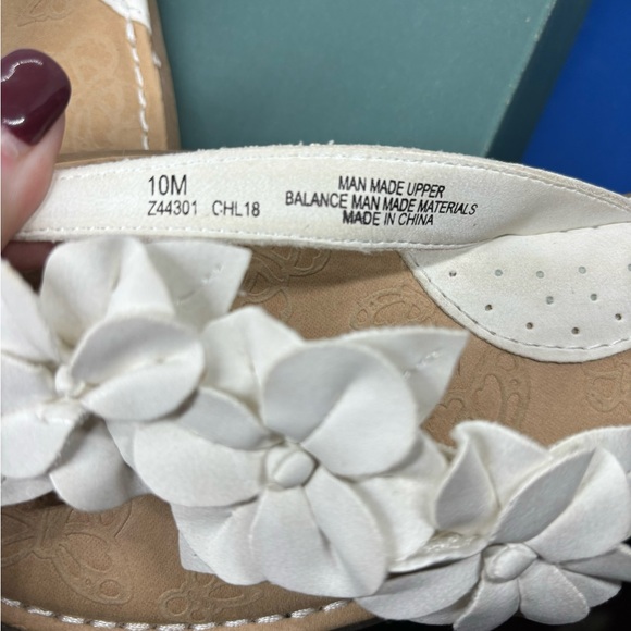 b.o.c. Adney White Sandals, Size 10 M - Picture 9 of 9
